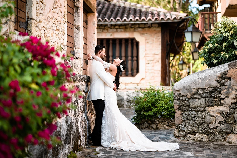 Un fotógrafo de bodas capturando a una pareja en la playa de Casa de Campo, rodeado de paisajes tropicales